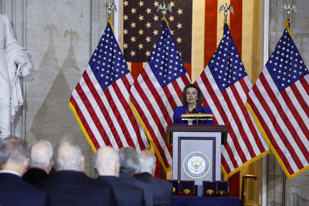 La présidente de la Chambre des représentants, Nancy Pelosi prononce un discours dans la Rotonde du Capitole, le 6 décembre 2022 à Washington, DC. (Photo par Anna Moneymaker/ Getty Images via AFP)