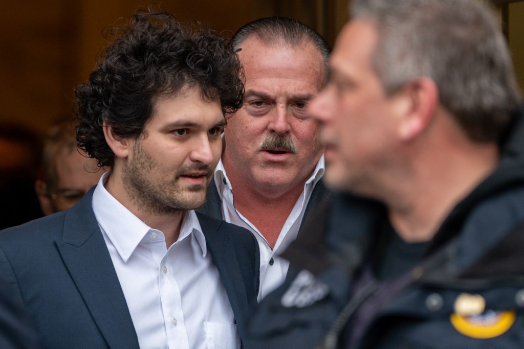 Crypto: L'ex-patron de FTX remis en liberté, moyennant caution de 250 millions de dollars