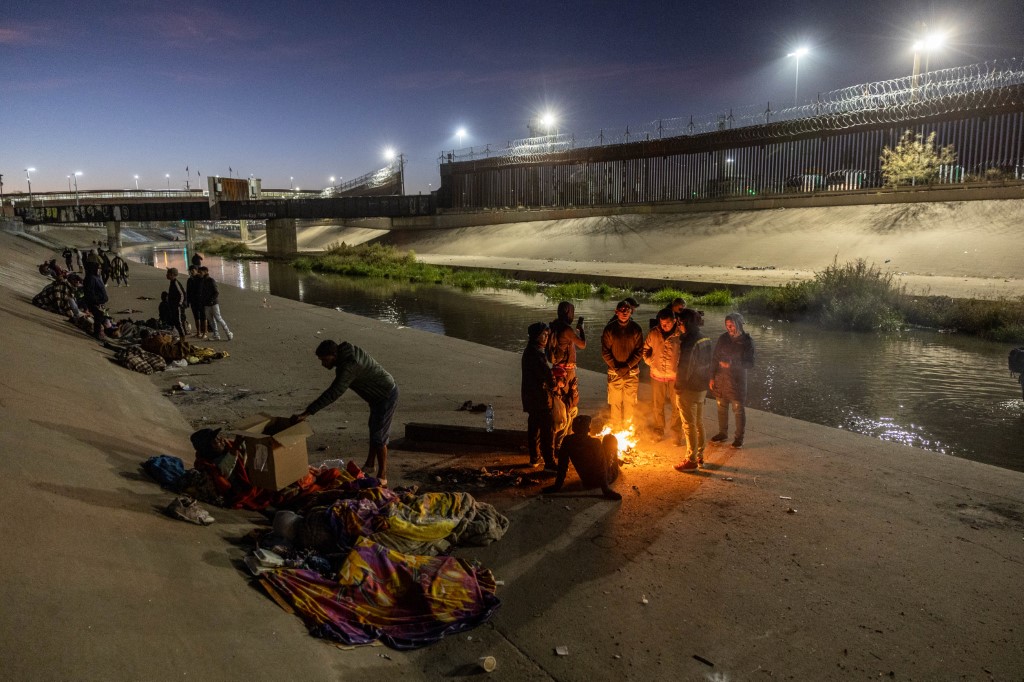 Des migrants dénoncent un nouveau mur de conteneurs à la frontière américano-mexicaine