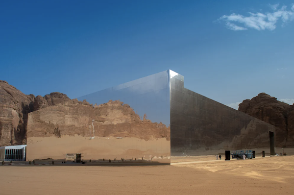 La salle de concert Maraya, un impressionnant monument de 9 740 miroirs qui se fond dans le paysage, est conçue par le cabinet d'architecture italien Gio Forma et imaginée par l'architecte Florian Boje qui s'appuie sur une philosophie fascinante (Photo fournie).
