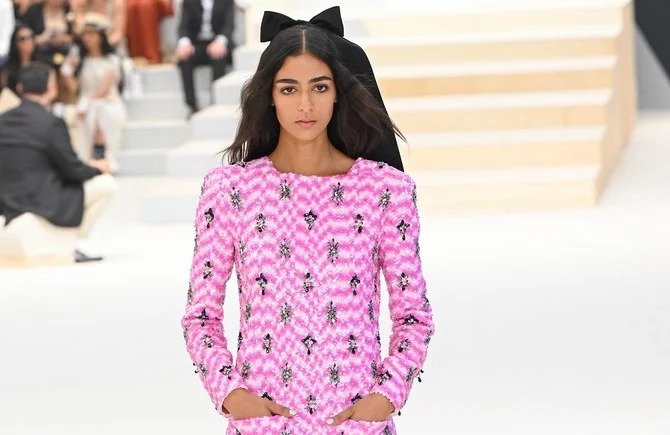 Le mannequin britannique d’origine marocaine Nora Attal figure dans la campagne des fêtes de Chanel