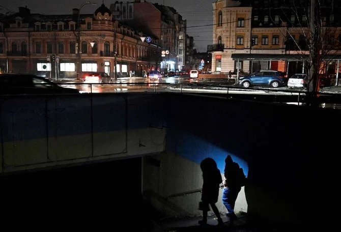 Nouvelles frappes russes meurtrières, l'Ukraine s'efforce de rétablir le courant et l'eau