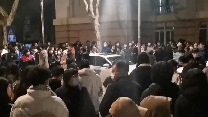 Chine: des étudiants confinés manifestent, le zéro Covid encore assoupli