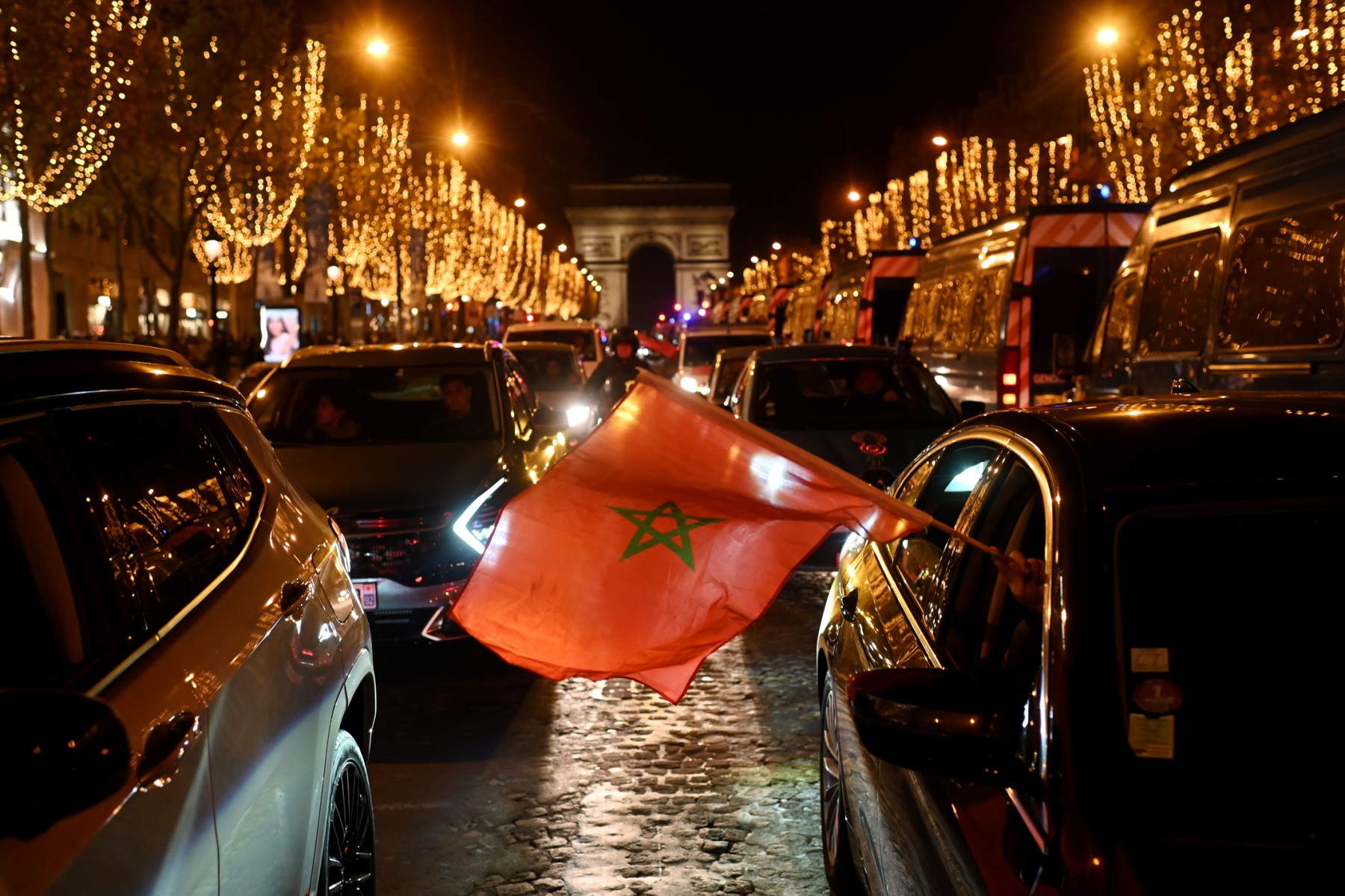 Mondial-2022: A Paris, la liesse des supporters du Maroc sur les Champs-Elysées