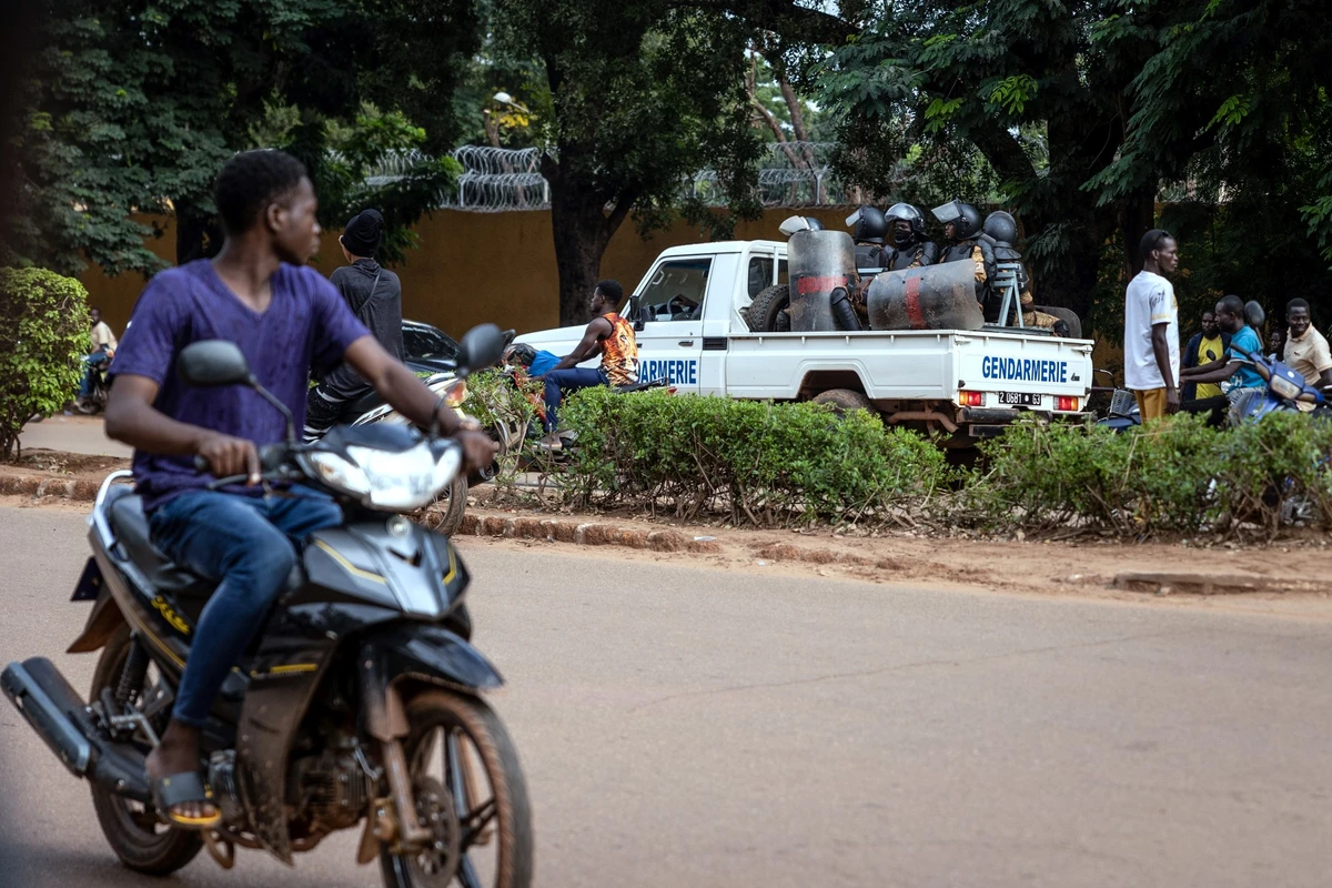 Burkina: au moins 10 civils tués dans l'explosion d'un bus causée par une mine