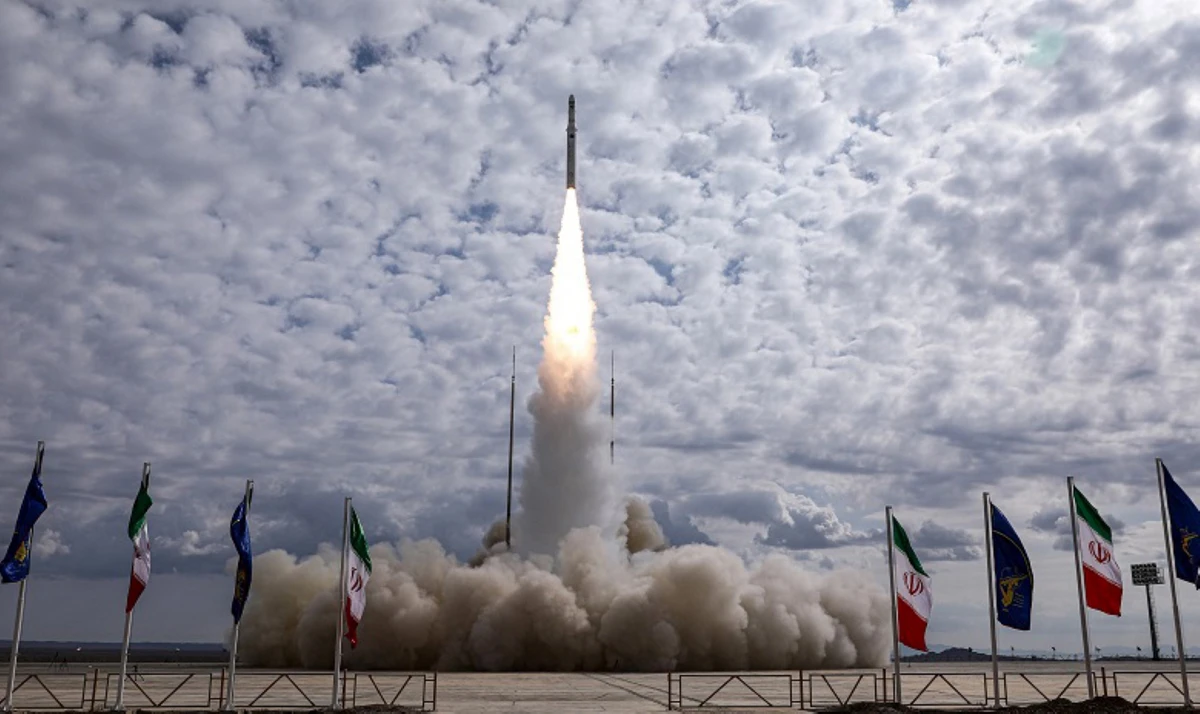 Cette photo fournie par le site officiel du Corps des gardiens de la révolution iranienne (IRGC), Sepah News, le 5 novembre 2022, montre le lancement du lanceur de satellite Ghaem-100 (Qaem-100) de fabrication locale dans un lieu non divulgué. (Photo par Sepah News / AFP)