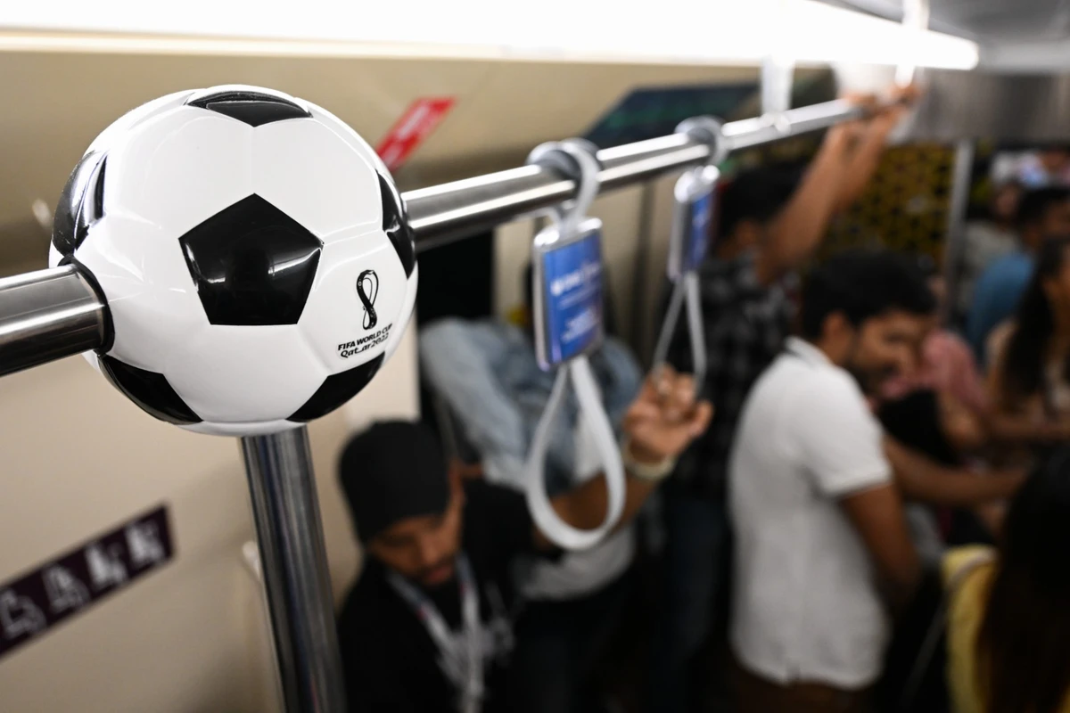 Un ballon de football décore une main courante dans le métro de Doha, le 28 novembre 2022, lors de la Coupe du monde de football Qatar 2022. (Photo de Patrick T. Fallon / AFP)