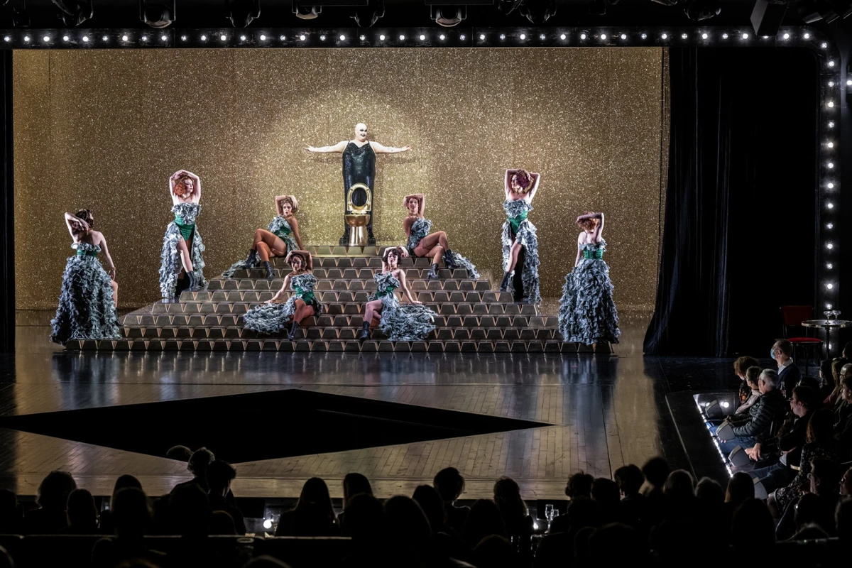 Le Lido réinventé rouvre à Paris avec un...«Cabaret»