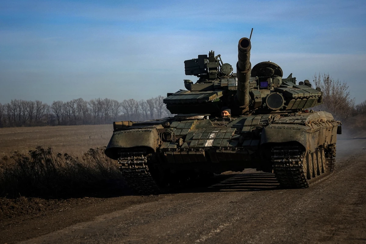 Un char ukrainien roule sur une route près de Bakhmut, dans la région de Donetsk, le 2 décembre 2022, en pleine invasion russe de l'Ukraine. (Photo par ANATOLII STEPANOV / AFP)