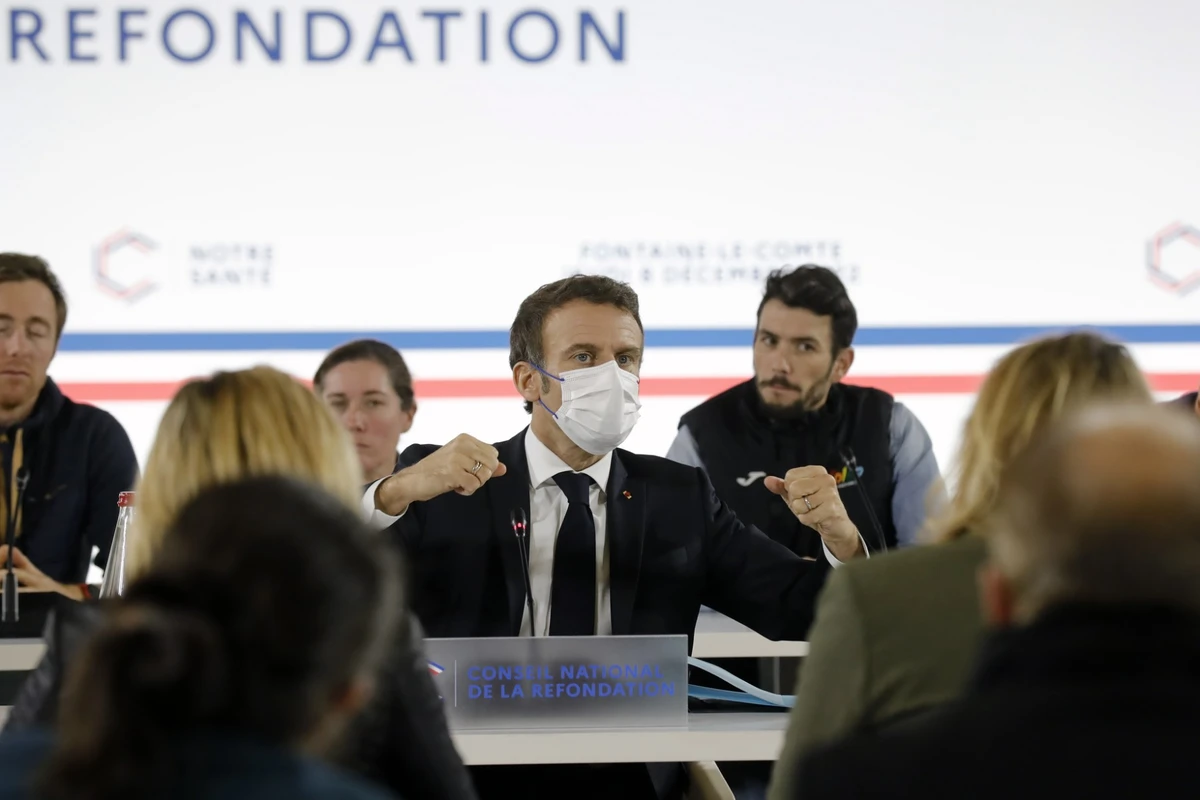 Vague de Covid en France: le président Macron remet un masque au nom de la «responsabilité»