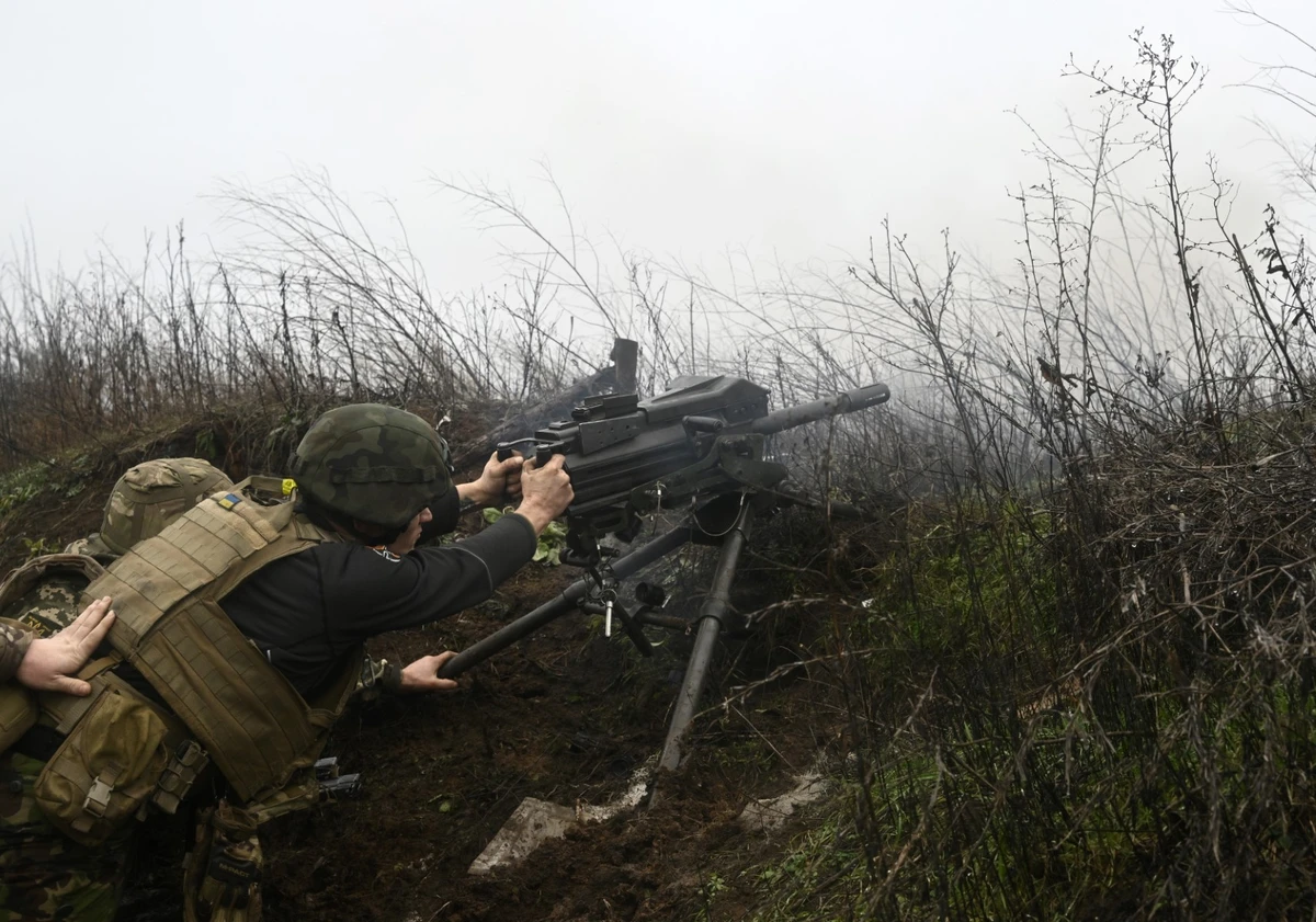 Des militaires ukrainiens tirent avec un lance-grenades automatique MK-19 de fabrication américaine en direction des positions russes sur la ligne de front dans l'est de l'Ukraine, le 17 décembre 2022, en pleine invasion russe de l'Ukraine. (Photo de Genya Savilov / AFP)