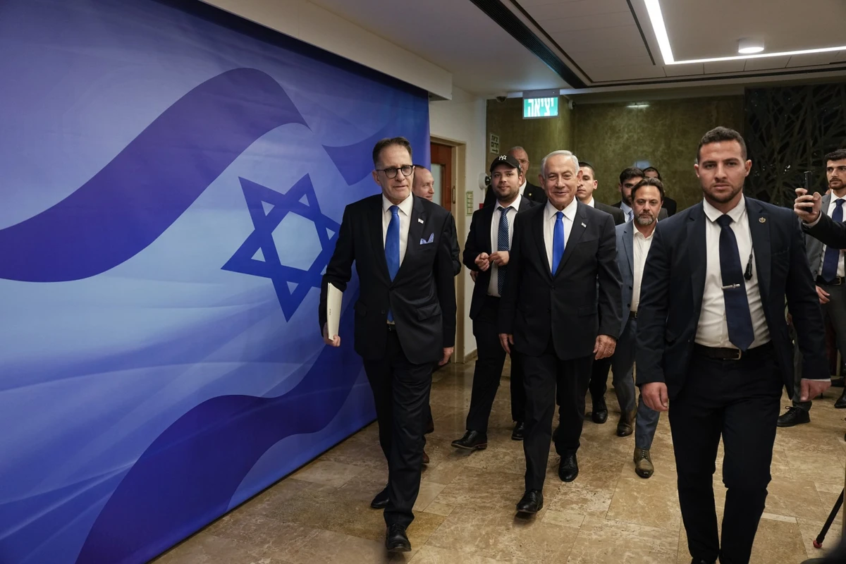 Le Premier ministre israélien Benjamin Netanyahu (au centre), récemment assermenté, arrive à la première réunion du cabinet de son nouveau gouvernement à Jérusalem, le 29 décembre 2022. (Photo : Ariel Schalit / Pool / AFP)