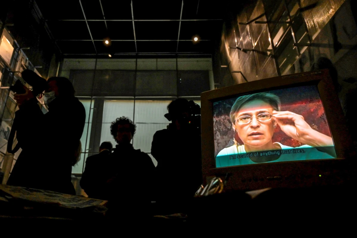 Des personnes visitent un mémorial pour la journaliste russe Anna Politkovskaya, qui a été tuée par le Kremlin, dans les bureaux du journal Novaya Gazeta à Moscou, le 7 octobre 2021. (Photo de Natalia Kolesnikova / AFP)