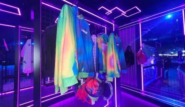 MDLBEAST dispose d’une station de personnalisation où les visiteurs peuvent imprimer des images ou des lettres sur leurs sweats à capuche et leurs t-shirts. (Photo fournie)