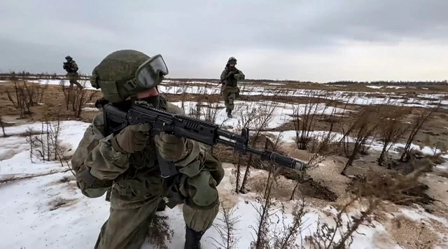 Le Kremlin fait un cadeau fiscal aux soldats et aux fonctionnaires russes déployés en Ukraine