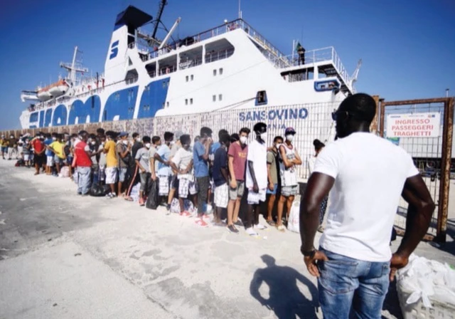 Migrants: L'Italie accueille trois navires, pas de volte-face assure Rome