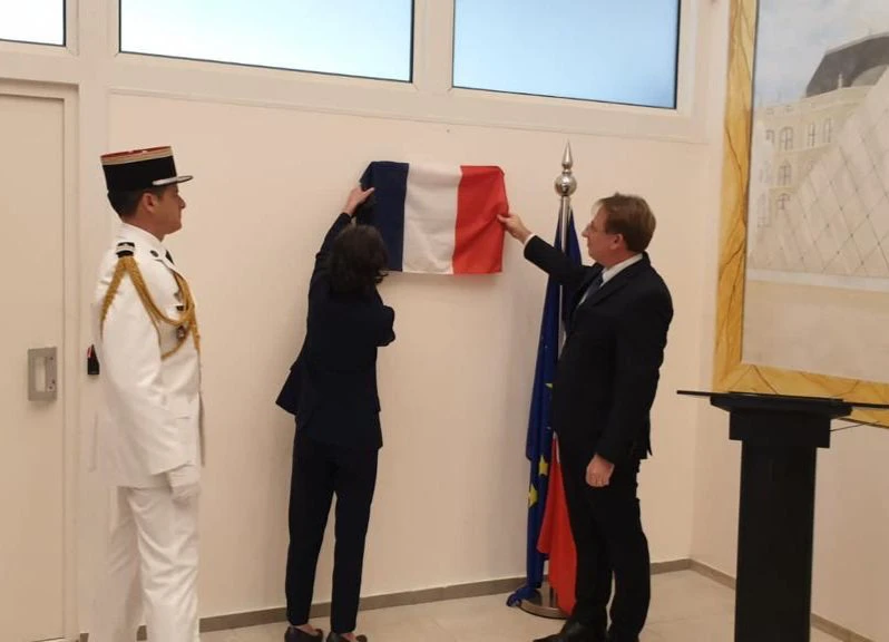 Au consulat de France de Djeddah, une plaque commémore l'Histoire des deux pays