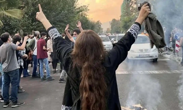 Iran: Les manifestantes «visées au niveau de la poitrine et des organes génitaux» par les forces de l’ordre