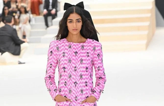Le mannequin britannique d’origine marocaine Nora Attal figure dans la campagne des fêtes de Chanel