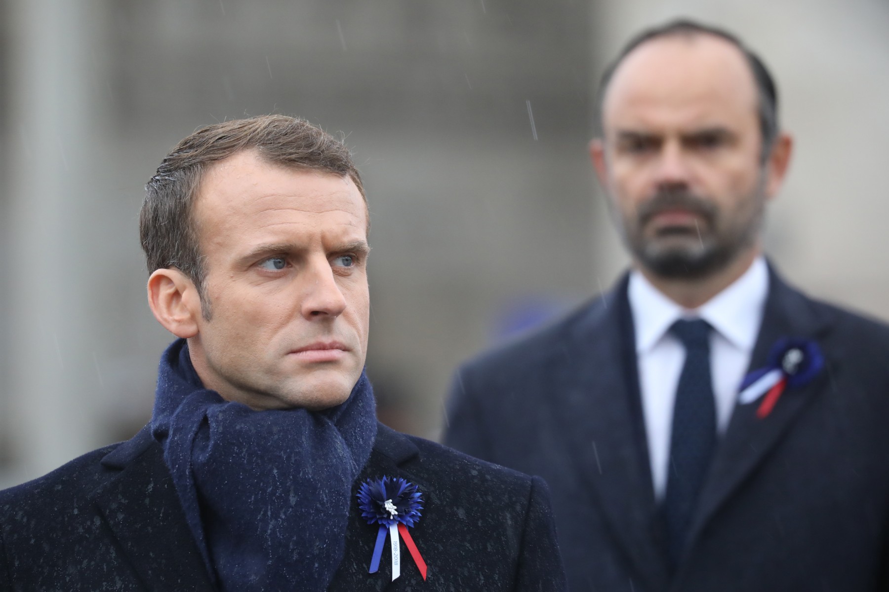 Le président français Emmanuel Macron (à gauche) et le Premier ministre français Édouard Philippe assistent à une cérémonie à l'Arc de Triomphe à Paris, le 11 novembre 2018, dans le cadre des commémorations du 100e anniversaire de l'armistice du 11 novembre 1918, mettant fin à la Première Guerre mondiale. (AFP / Pool / Ludovic Marin)