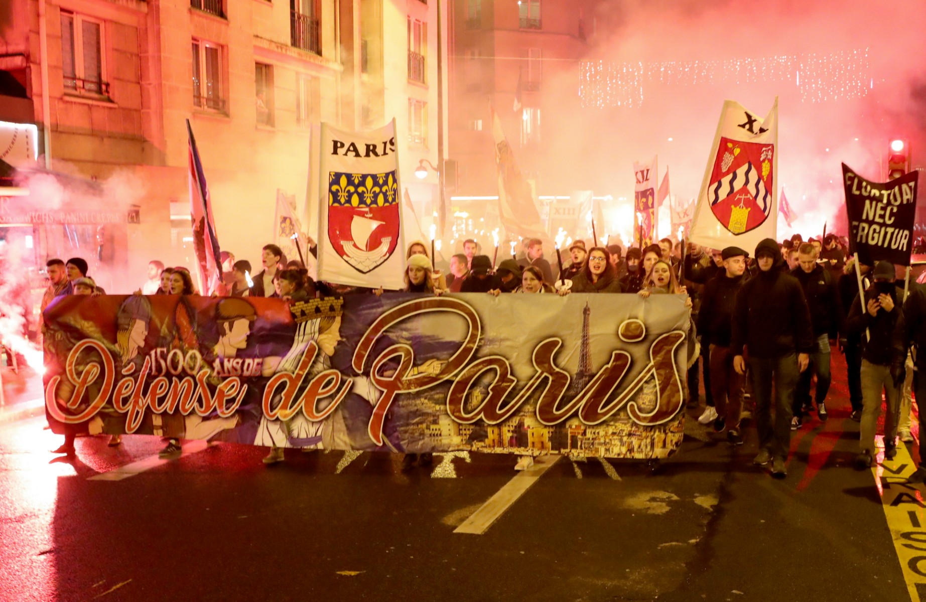 350 membres de l'ultradroite défilent à Paris lors d'une marche aux flambeaux finalement autorisée