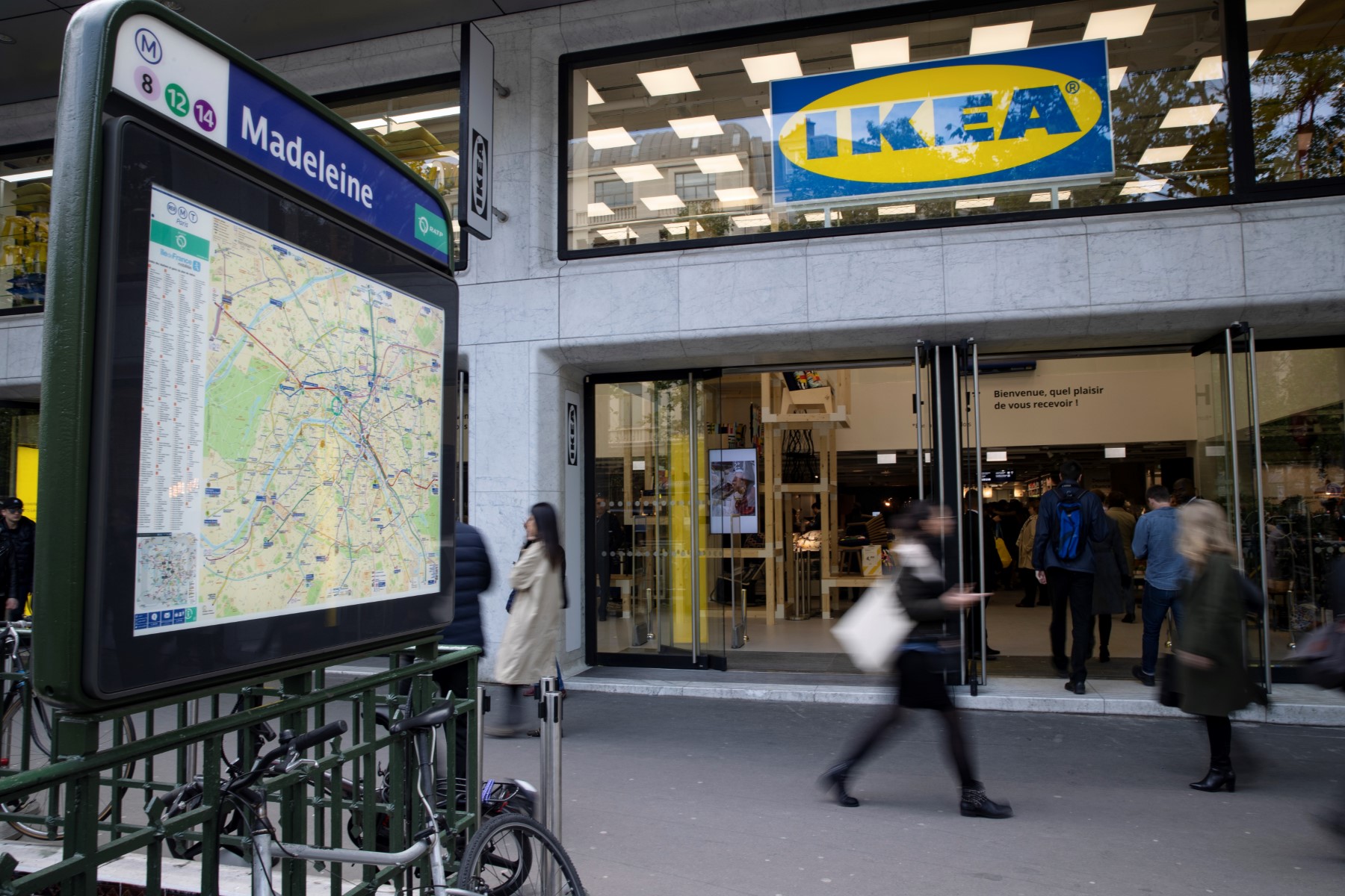 Une photo prise le 6 mai 2019 montre une vue du nouveau concept store Ikea de centre-ville, place Madeleine à Paris. (AFP / Thomas SAMSON)