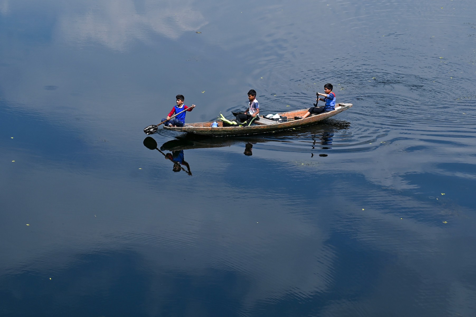 Des enfants cachemiris pagaient sur un bateau dans le lac Nigeen à Srinagar, le 27 août 2019. (Tauseef Mustafa, AFP)