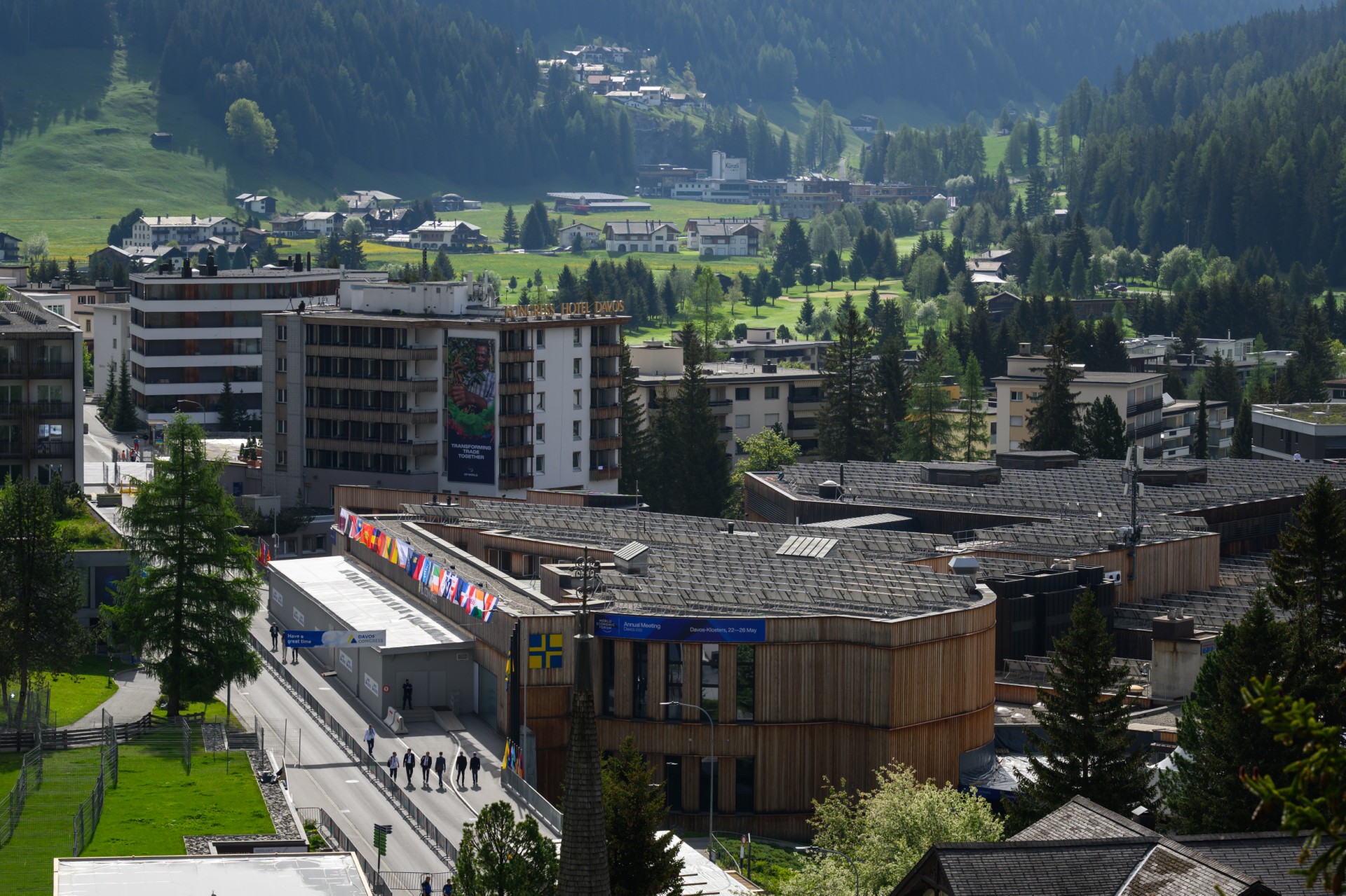 Une vue générale montre le centre de congrès avant la réunion annuelle du Forum économique mondial (WEF) à Davos. (Photo de Fabrice Coffrini / AFP)