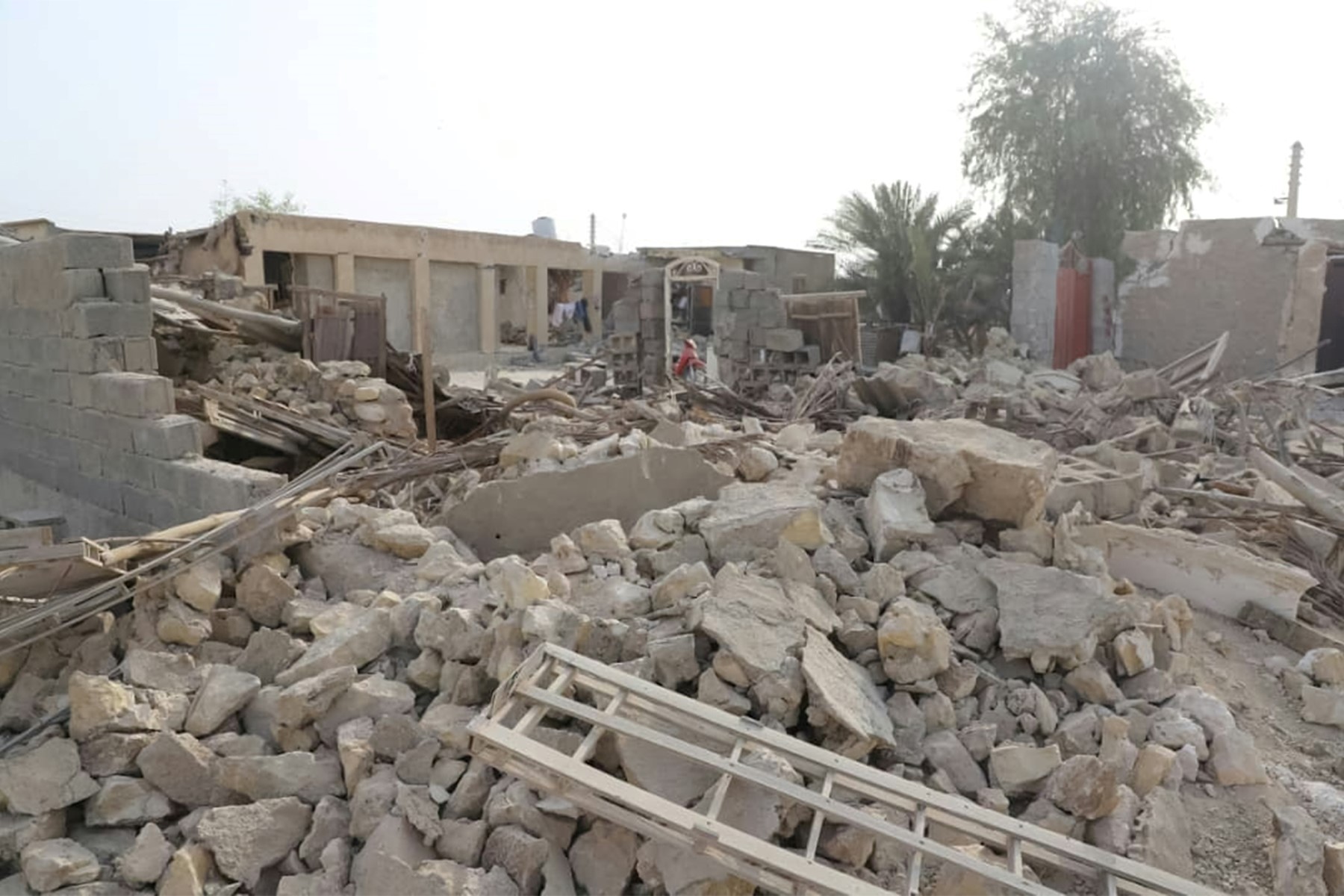 Vue de la destruction après un tremblement de terre de magnitude 6,0 dans le village de Sayeh Khosh, dans la province d'Hormozgan, dans le sud de l'Iran. (Photo du Croissant-Rouge iranien / AFP)