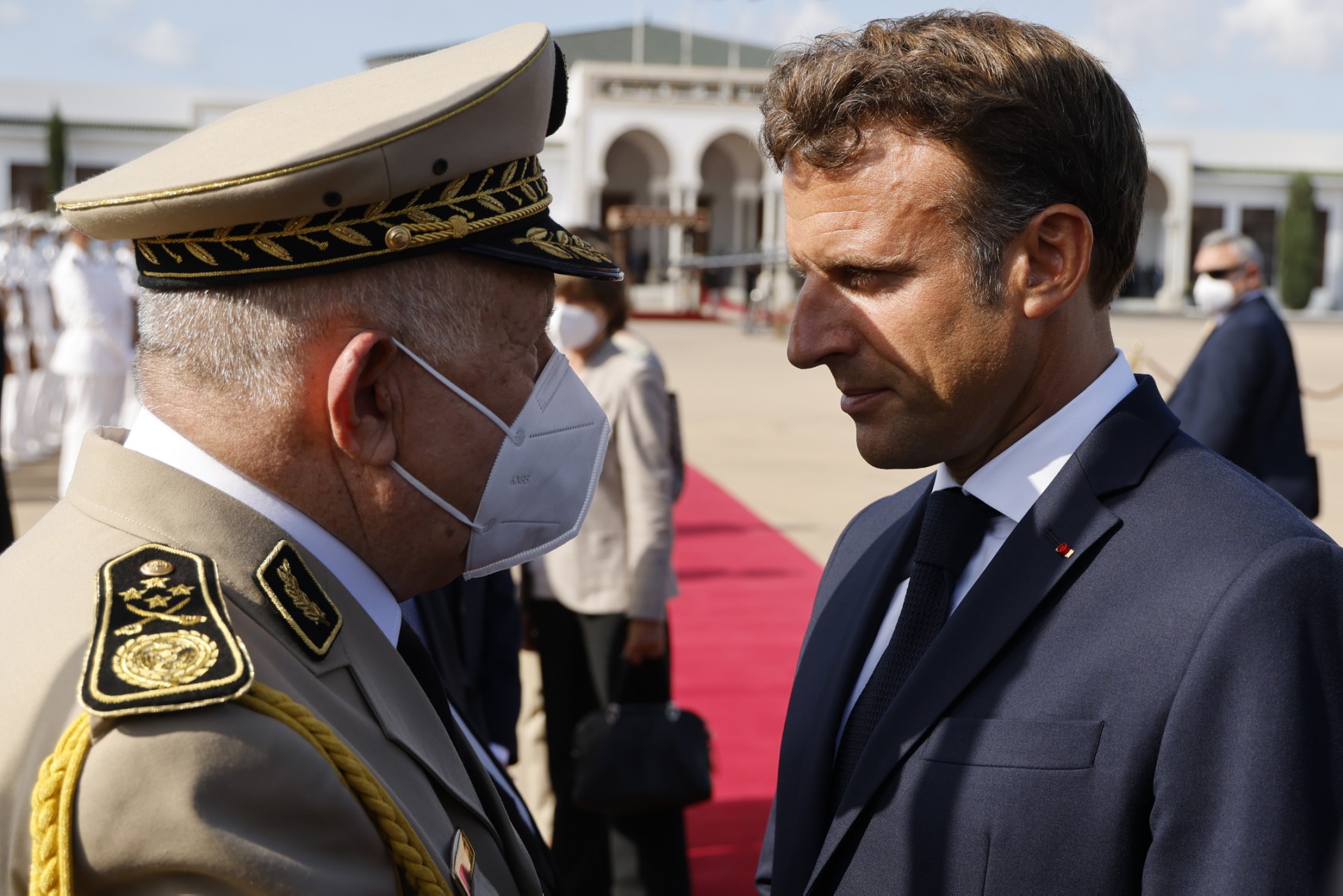 Le patron de l'armée algérienne reçu par Macron à l'Elysée