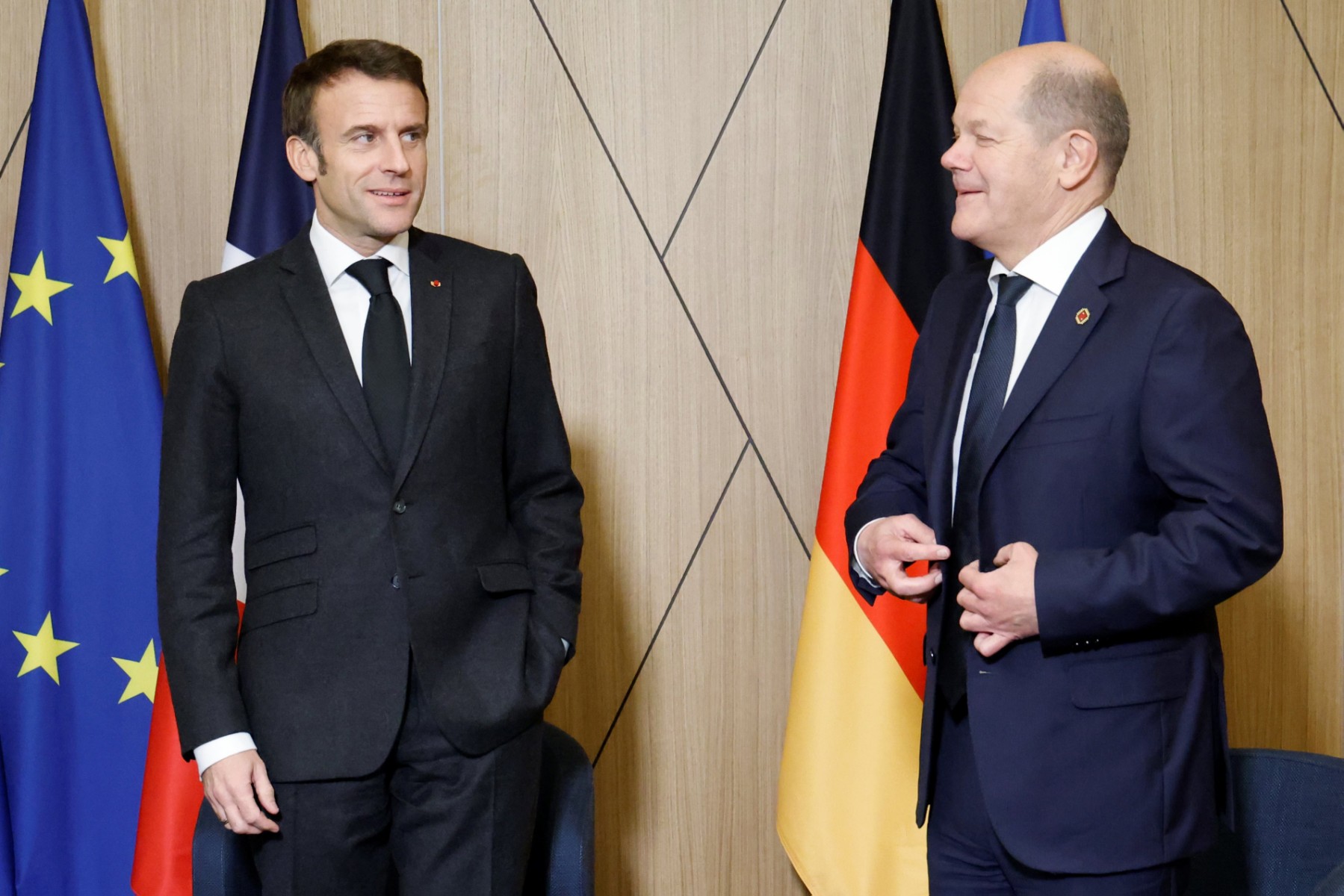 Macron et Scholz affichent l'unité retrouvée de la «locomotive» franco-allemande