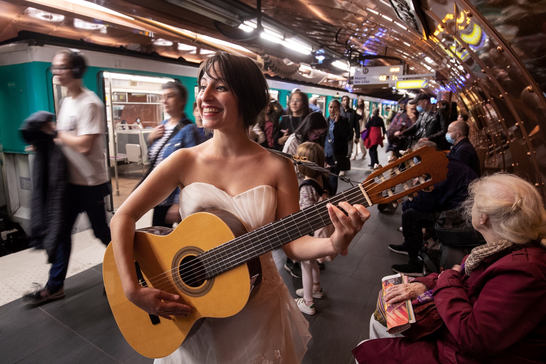 Eli, chanteuse en robe de mariée dans le métro parisien