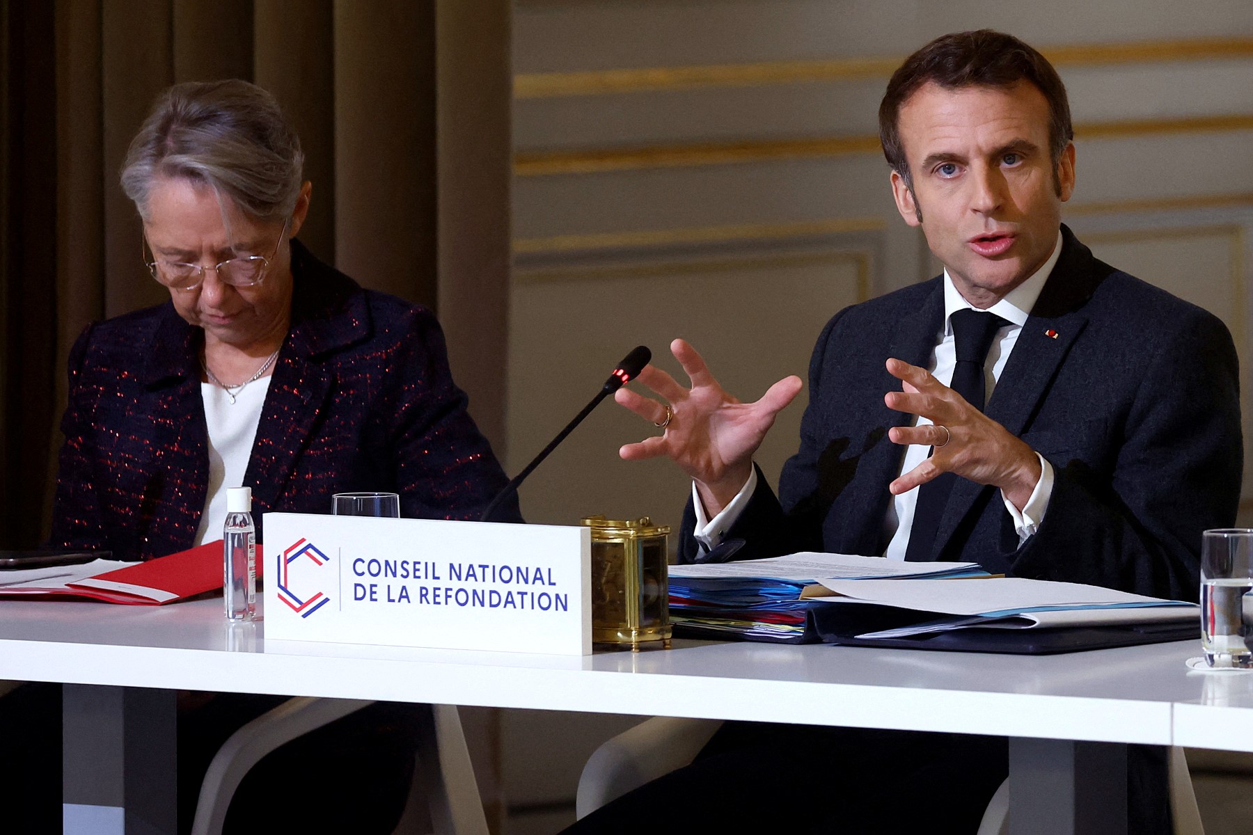 Chute de popularité pour Macron et Borne