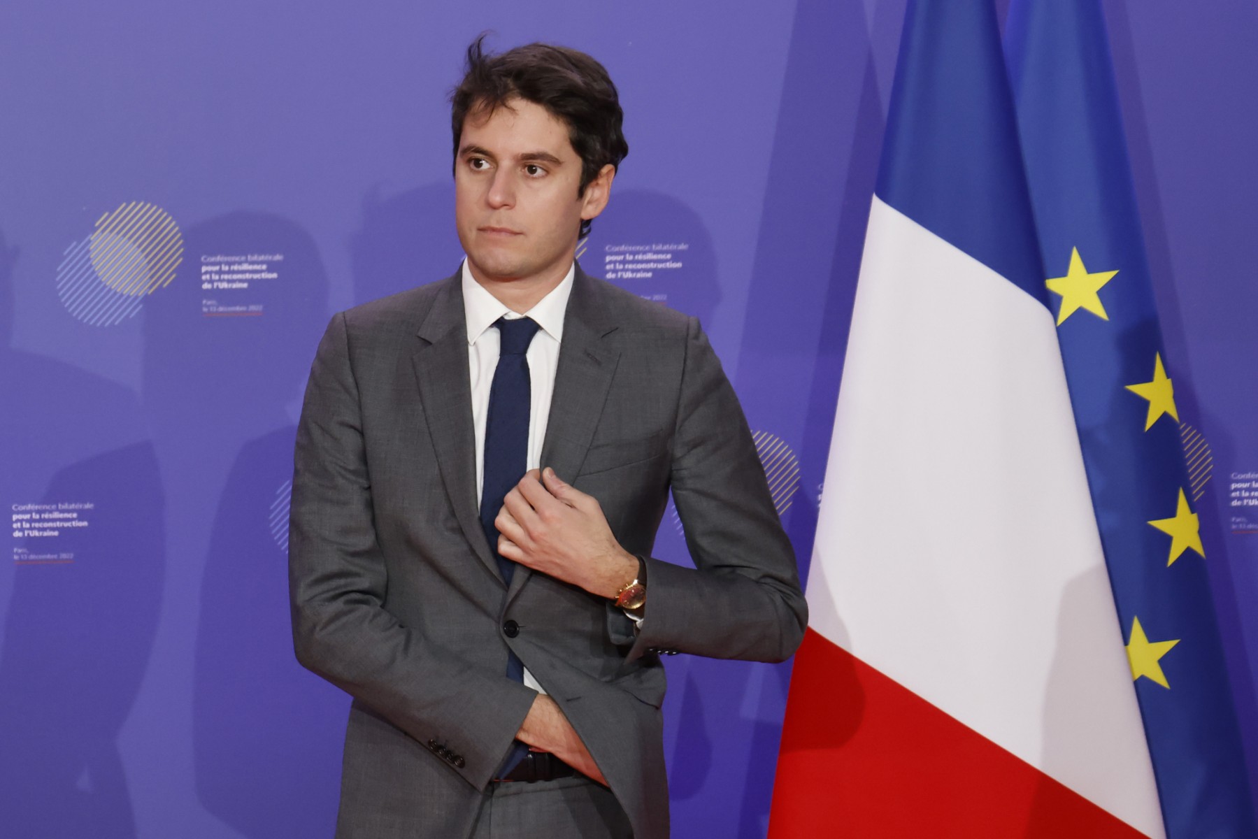 Le jeune ministre français des Comptes publics Gabriel Attal lors de la conférence franco-ukrainienne pour la résilience et la reconstruction au ministère de l'Économie à Paris le 13 décembre 2022. (Photo de Ludovic MARIN / POOL / AFP)