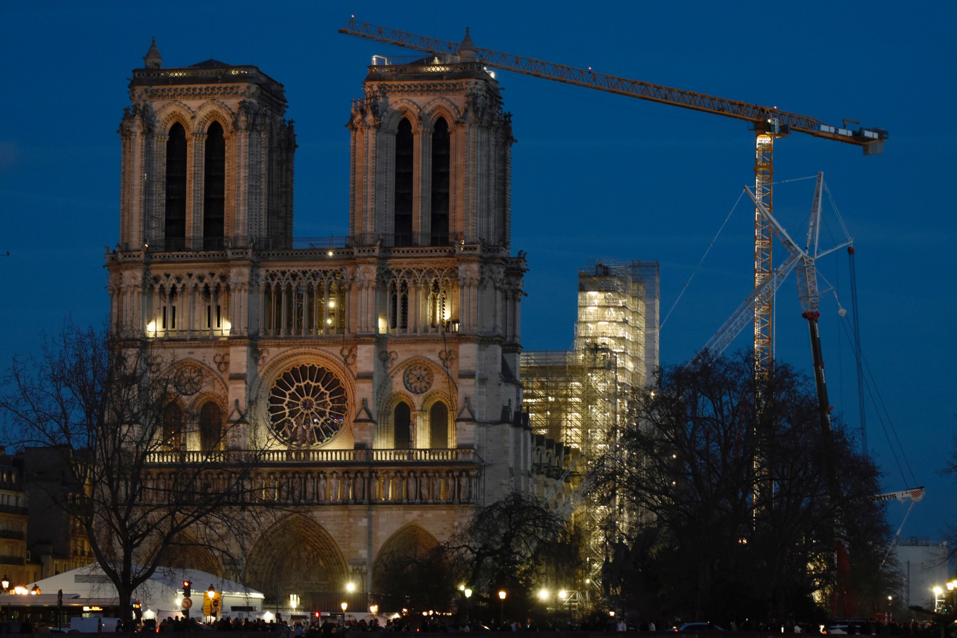 Macron et le Premier ministre japonais sur le chantier de Notre-Dame lundi