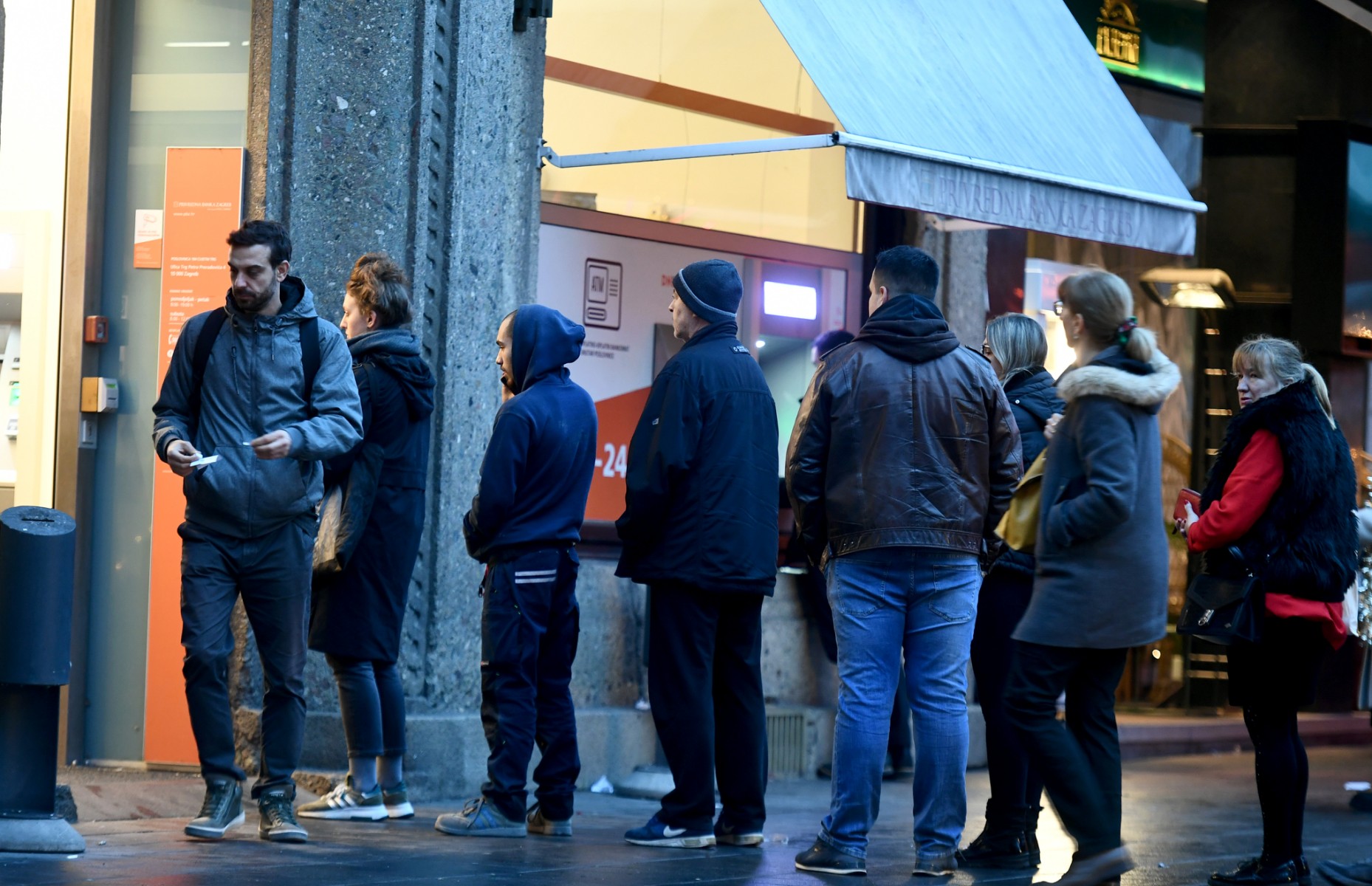 Des clients font la queue pour retirer de l'argent dans une banque du centre de Zagreb le 30 décembre 2022, car l'euro deviendra la monnaie officielle de la Croatie le 1er janvier 2023. (Photo de Denis Lovrovic / AFP)