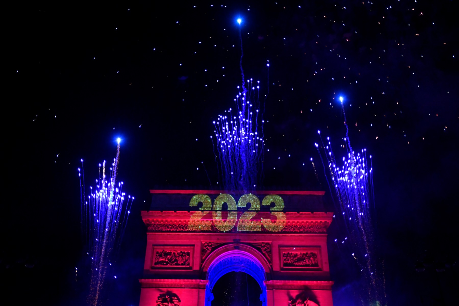 Nouvel An: Sur les Champs-Elysées, de nouveau la foule et l'éclat d'un feu d'artifice
