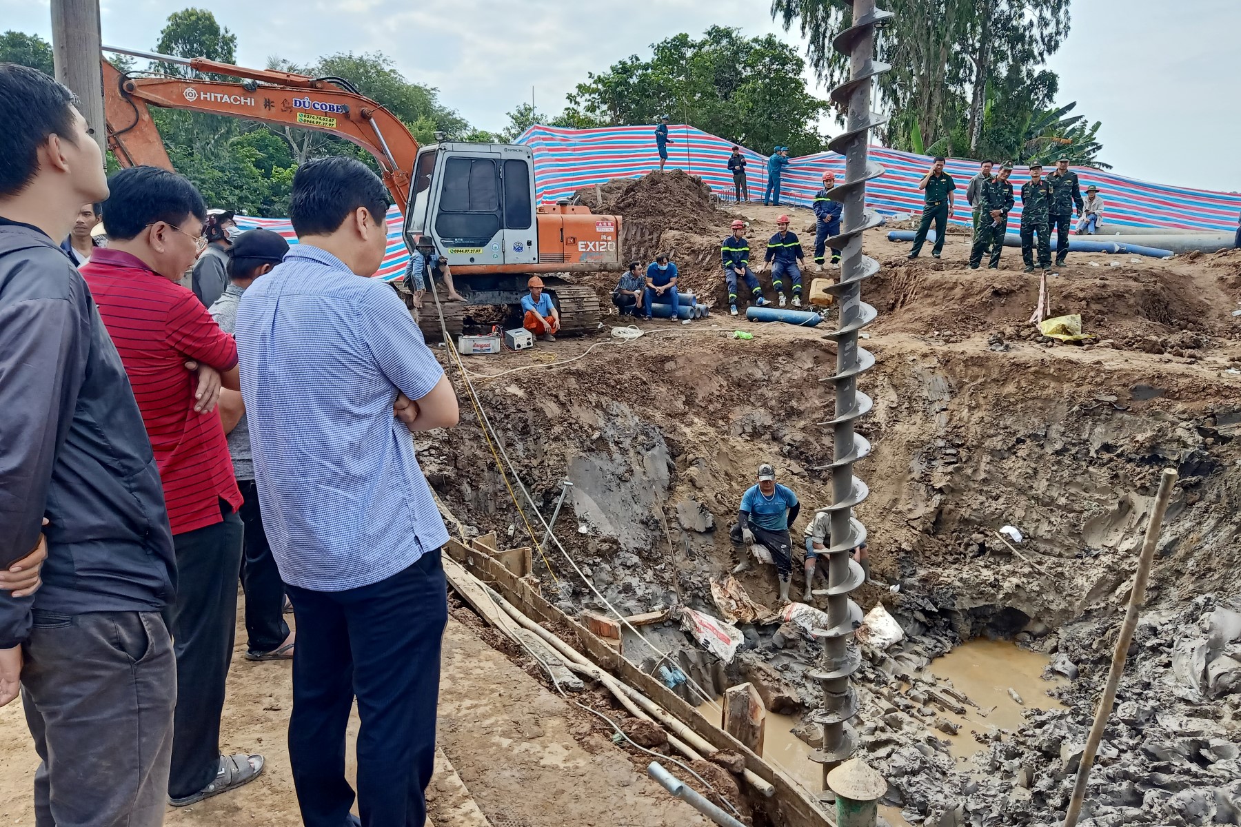 Vietnam : l'enfant tombé dans un trou de 35 mètres a été déclaré mort