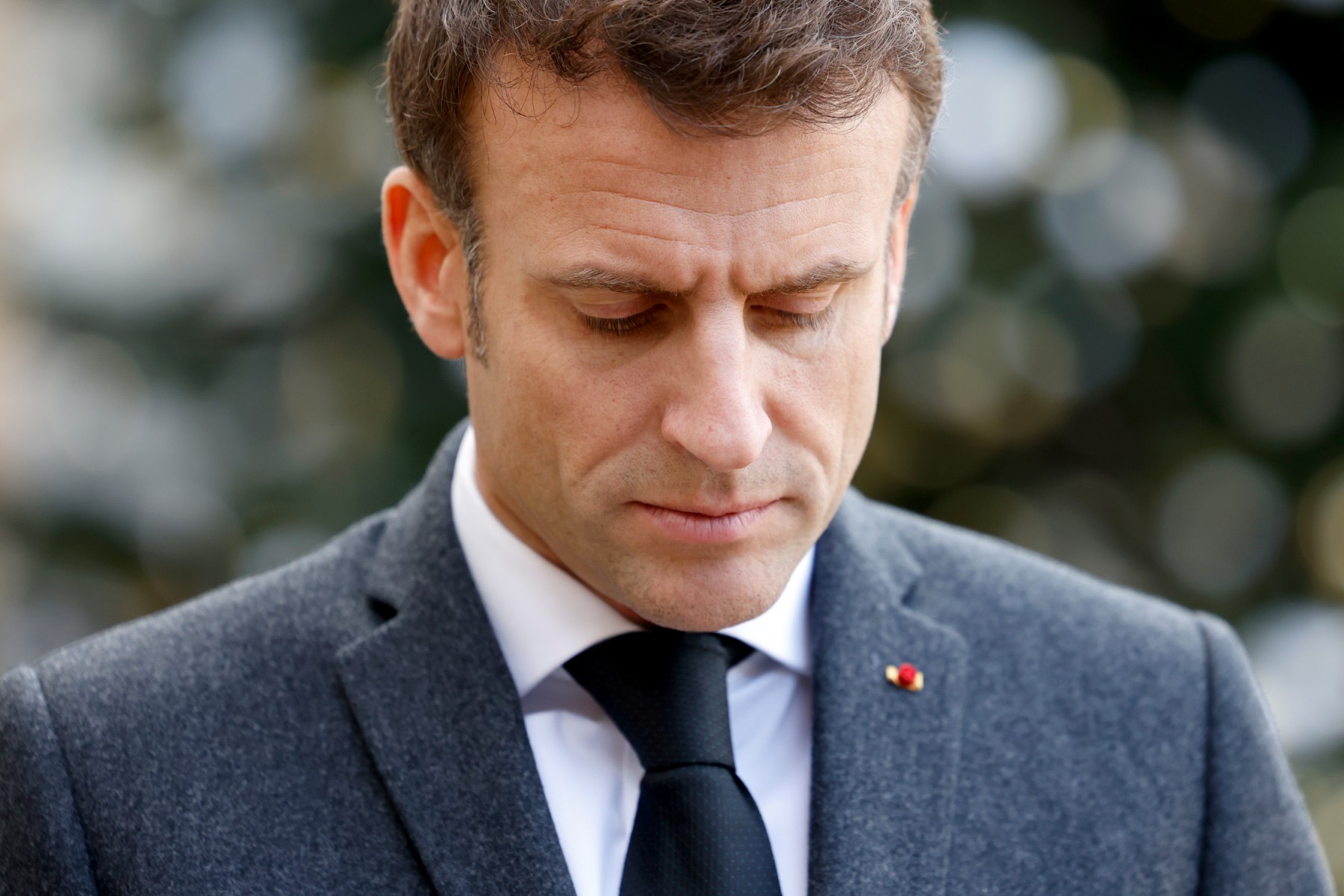 Macron promet des réponses concrètes face à la crise du système de santé