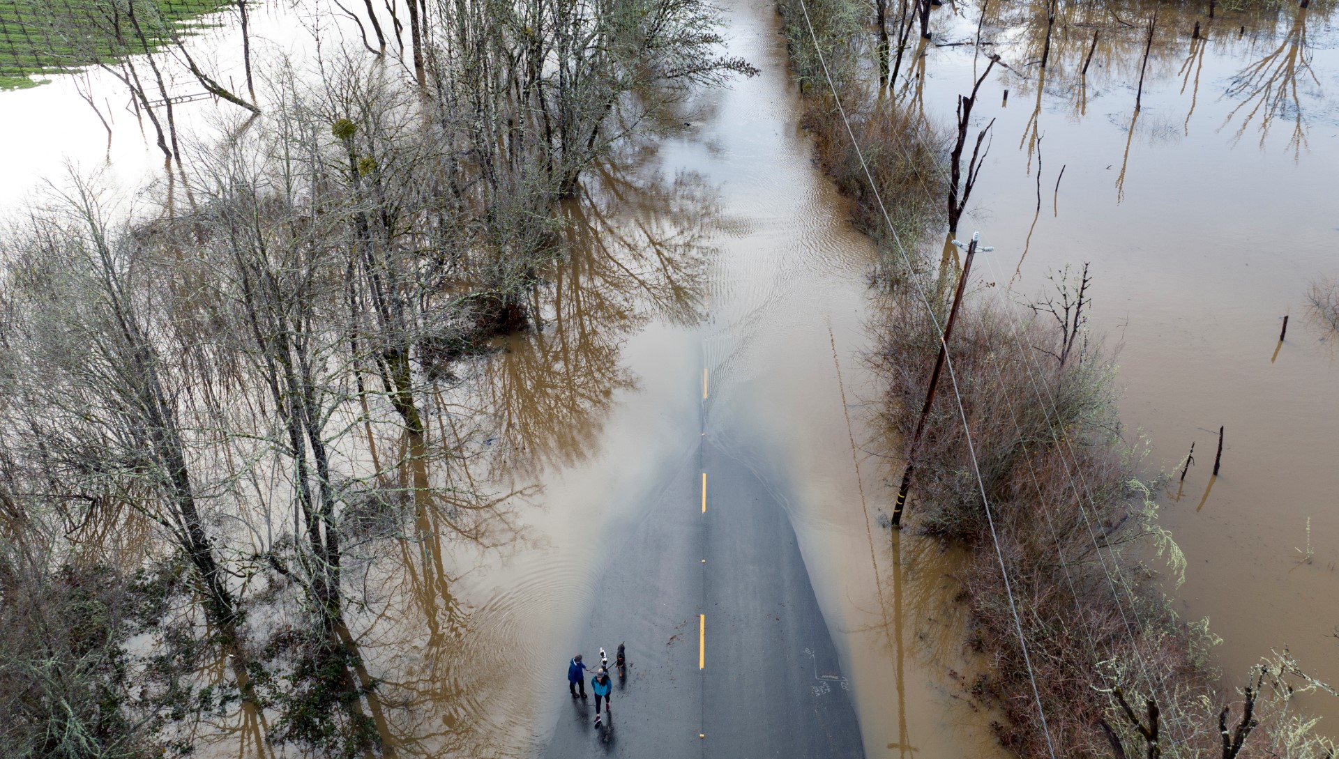 Après une violente tempête, la Californie encore sous le risque d'inondations