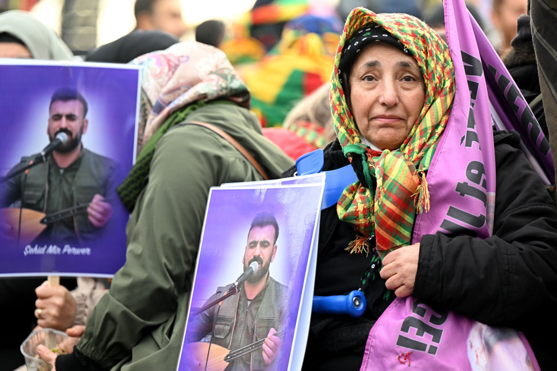 Des milliers de manifestants à Paris en hommage à trois militantes kurdes assassinées en 2013