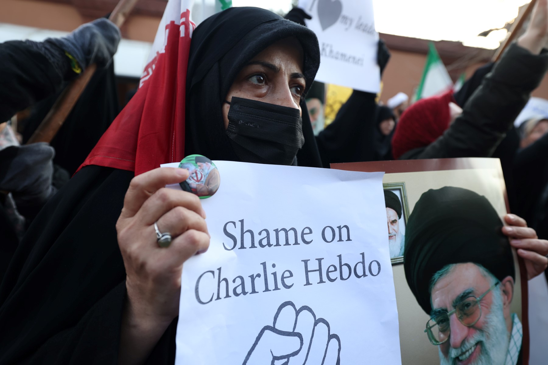 Le Hezbollah dénonce les caricatures de Khamenei par Charlie Hebdo