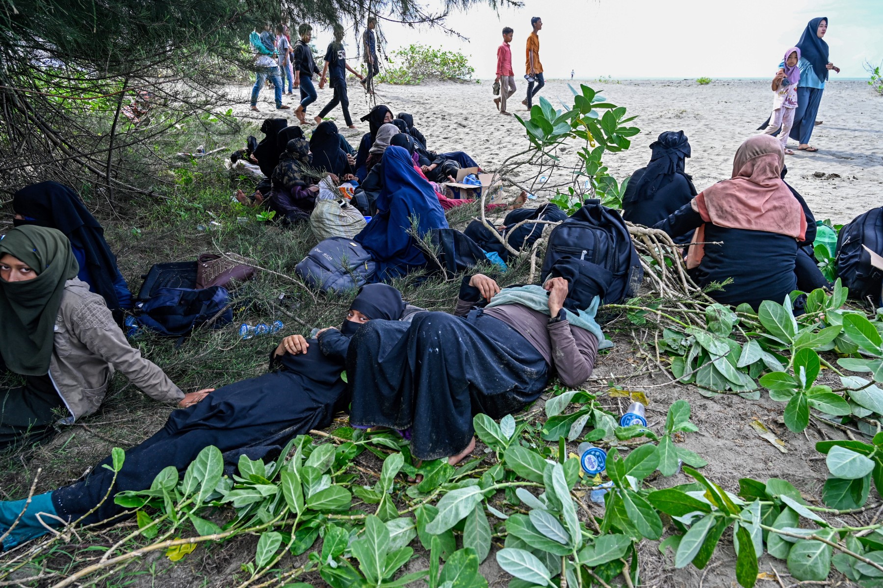 Près de 200 réfugiés rohingyas accostent sains et saufs en Indonésie