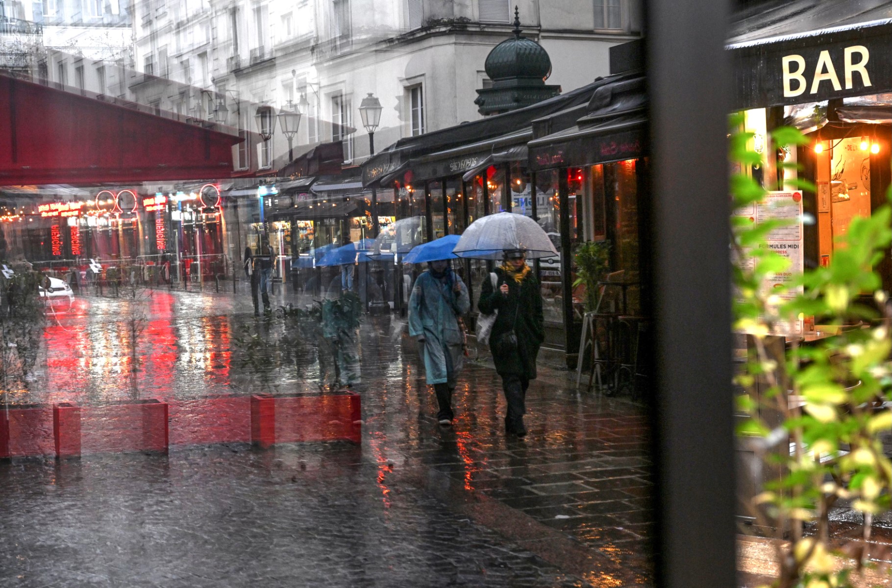 Les vents violents de la tempête Gérard perturbent le quart nord-ouest de la France