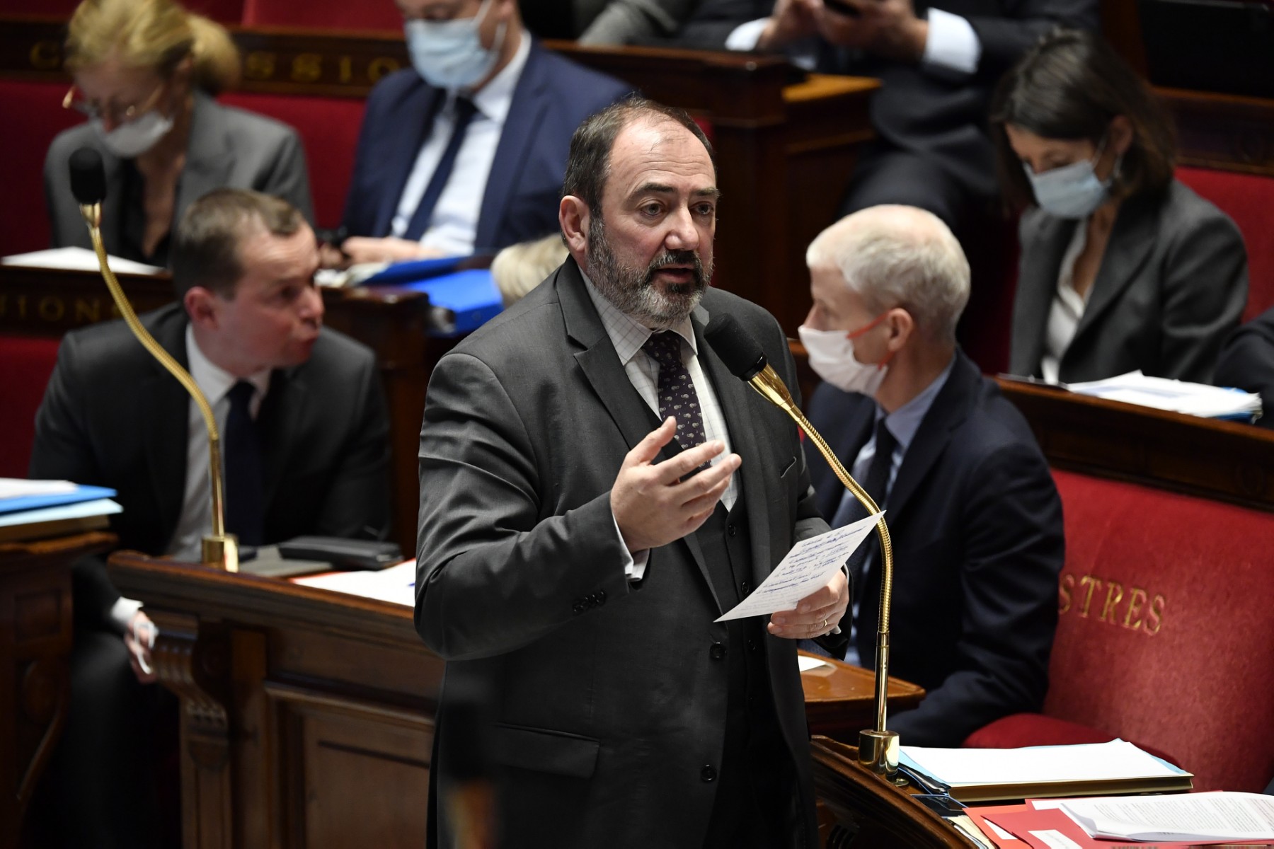 Macron fait le point sur ses réformes du système de santé