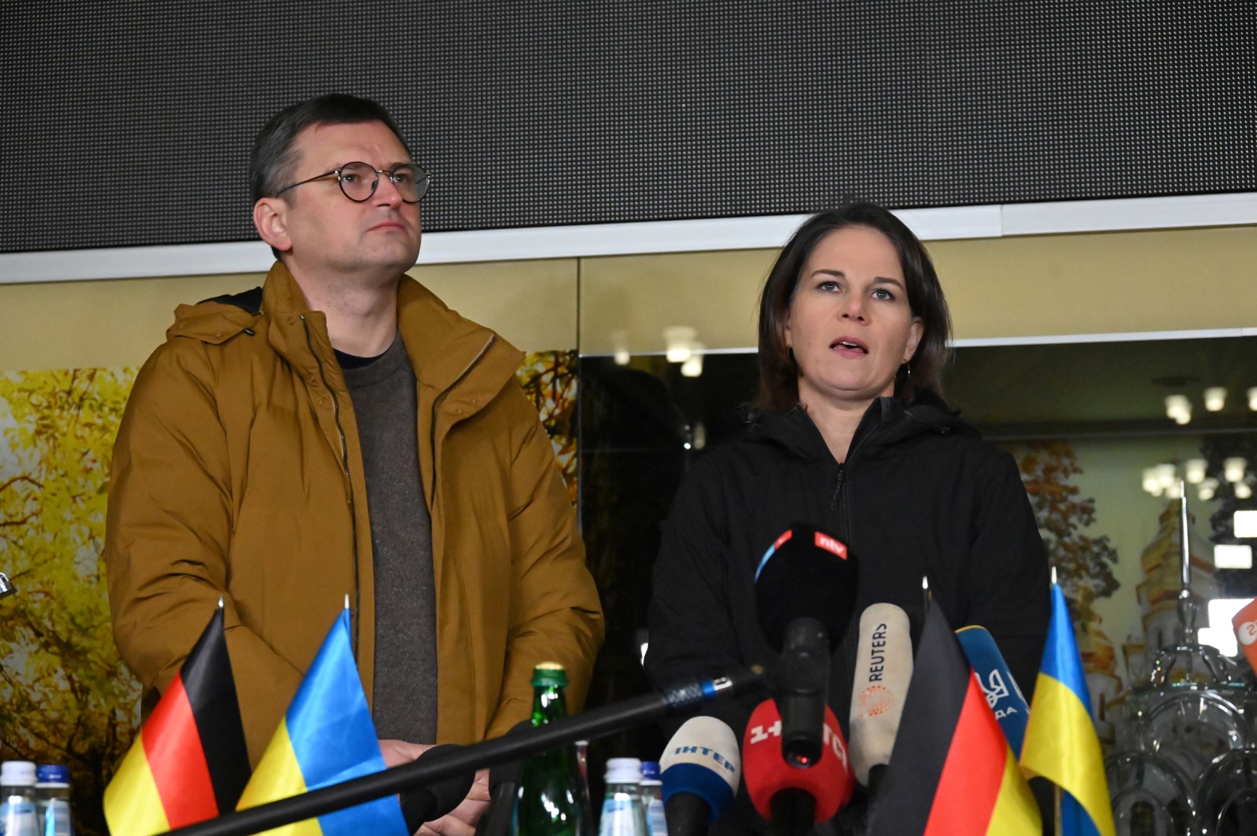 Kharkiv bombardée quelques heures après la visite d'une ministre allemande, l'Ukraine veut des chars