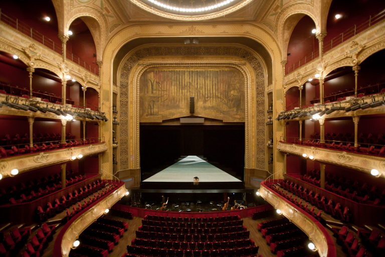 Cette photo d'archive prise le 18 janvier 2011 montre la scène et la grande salle du théâtre du Châtelet à Paris. (Photo de Loic VENANCE / AFP)