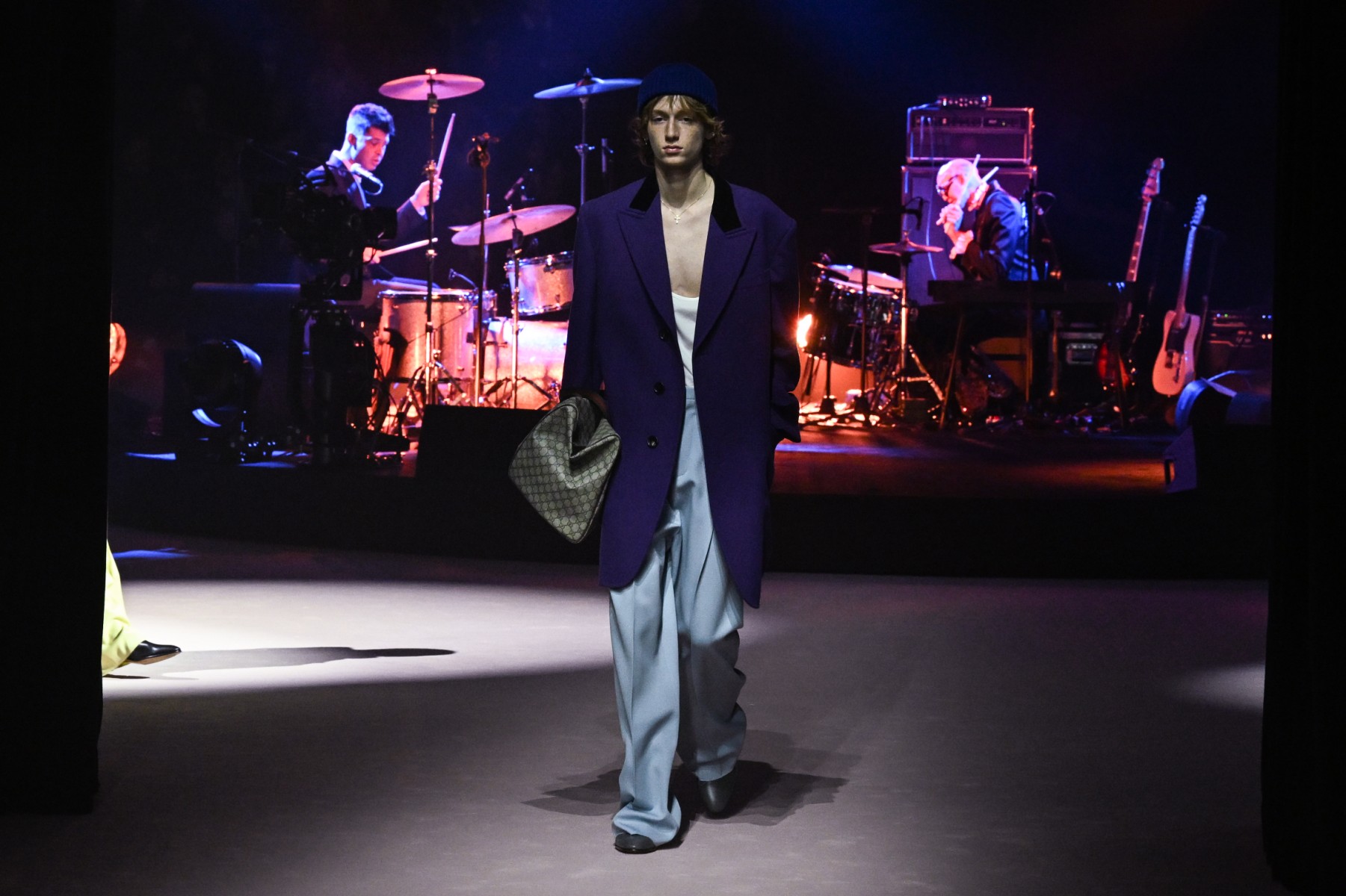 Un mannequin présente une création pour la collection de mode masculine automne/hiver 2023/24 de Gucci, à Milan, le 13 janvier 2023. (Photo de Miguel Medina / AFP)