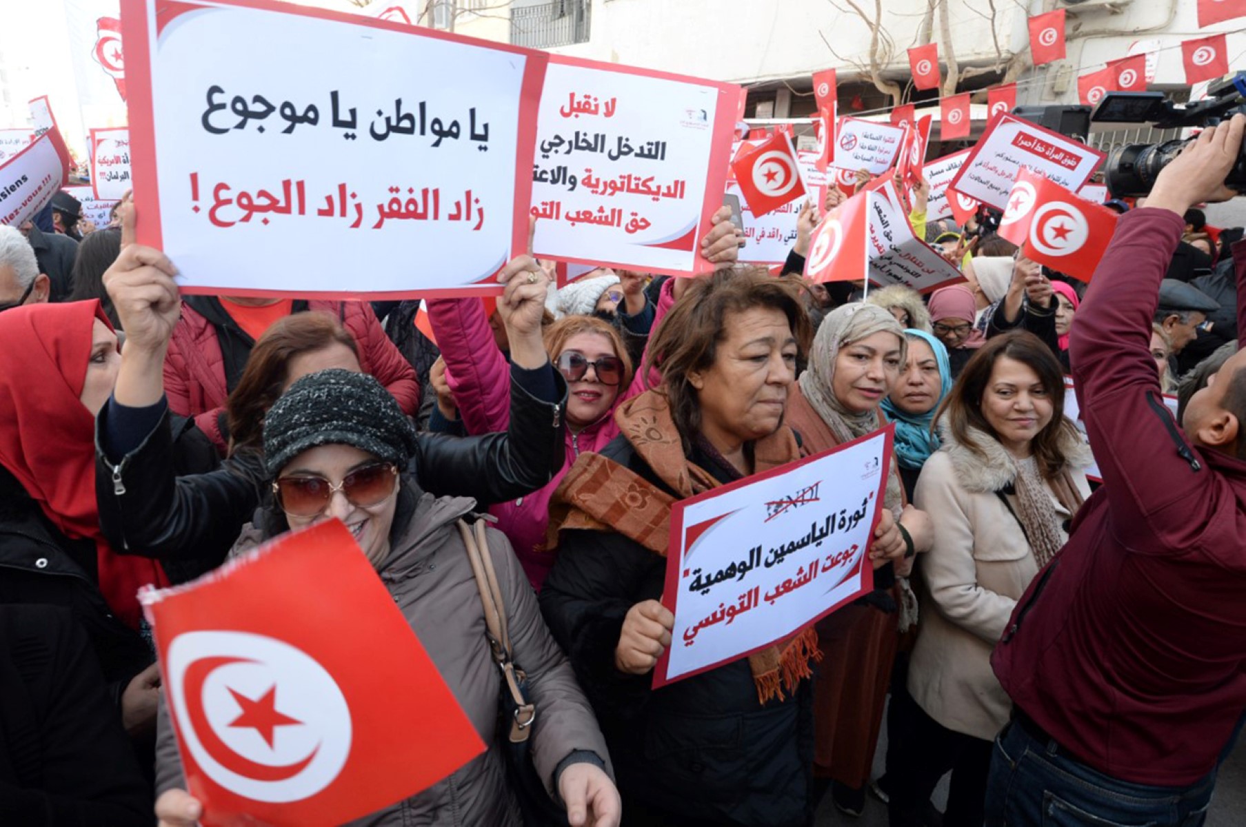 Tunisie: des milliers de manifestants contre le président Saied et les pénuries