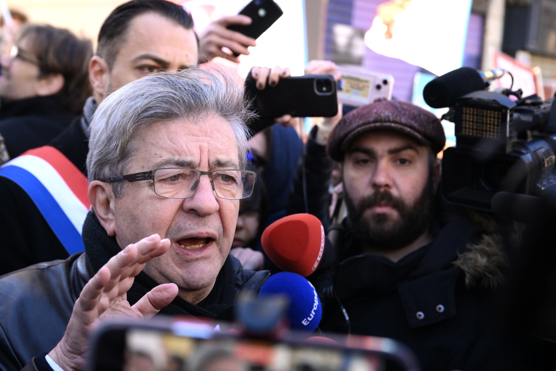 Retraites: Mélenchon «maudit» Macron qui voudrait tout «transformer en marchandise»